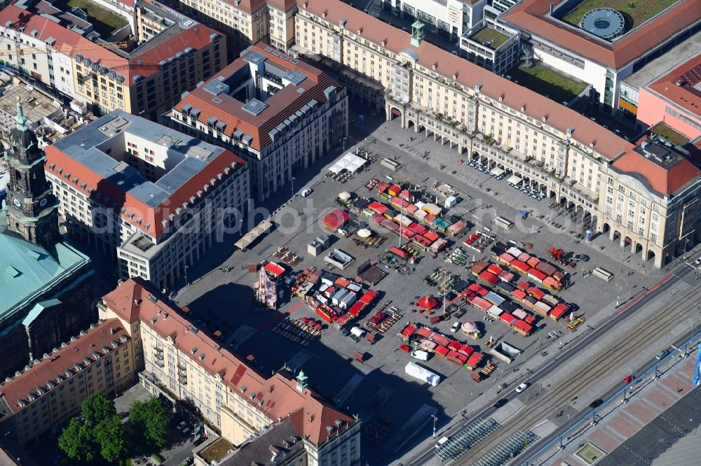 Aerial image Dresden - Sale and food stands and trade stalls in the market place on Altmarkt in Dresden in the state Saxony, Germany