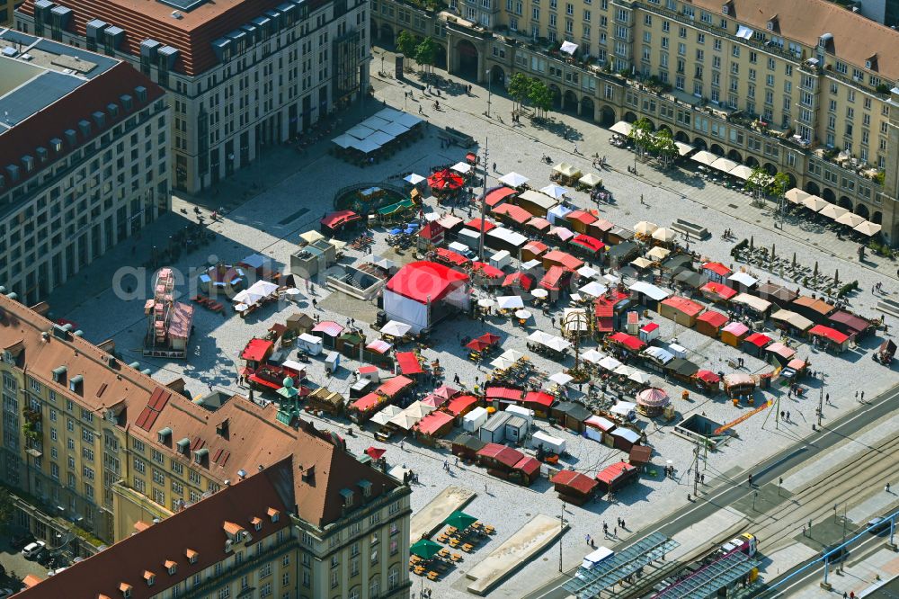 Aerial photograph Dresden - Sale and food stands and trade stalls in the market place on Altmarkt in Dresden in the state Saxony, Germany