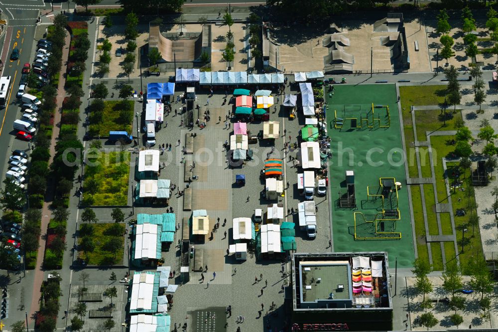 Aerial photograph Bielefeld - Sale and food stands and trade stalls in the market place on street Wilhelmstrasse - Kesselbrink in the district Mitte in Bielefeld in the state North Rhine-Westphalia, Germany