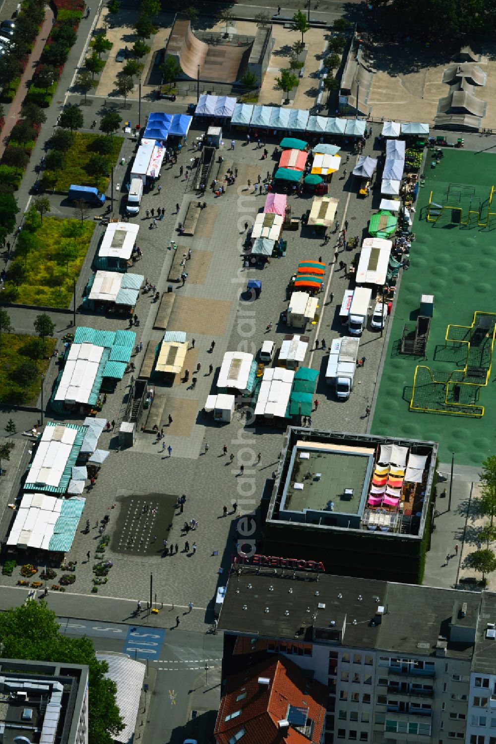 Bielefeld from above - Sale and food stands and trade stalls in the market place on street Wilhelmstrasse - Kesselbrink in the district Mitte in Bielefeld in the state North Rhine-Westphalia, Germany