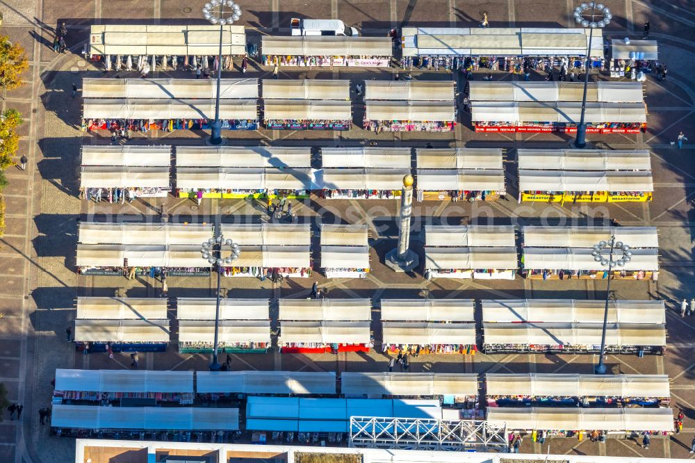 Aerial image Dortmund - Sale and food stands and trade stalls in the market place on place Friedensplatz in the district Altstadt in Dortmund at Ruhrgebiet in the state North Rhine-Westphalia, Germany