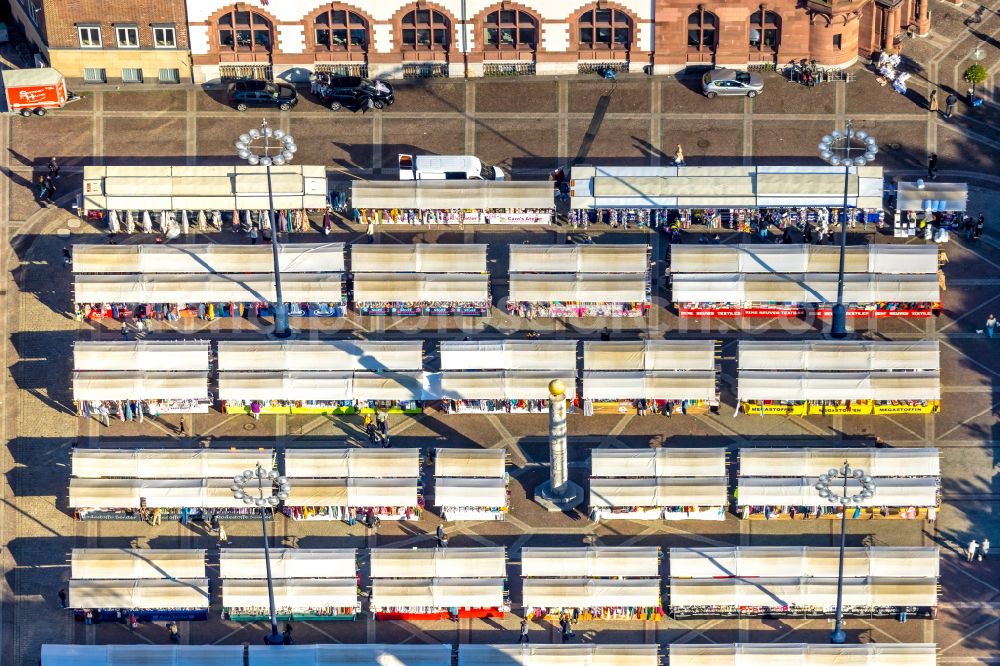 Aerial photograph Dortmund - Sale and food stands and trade stalls in the market place on place Friedensplatz in the district Altstadt in Dortmund at Ruhrgebiet in the state North Rhine-Westphalia, Germany