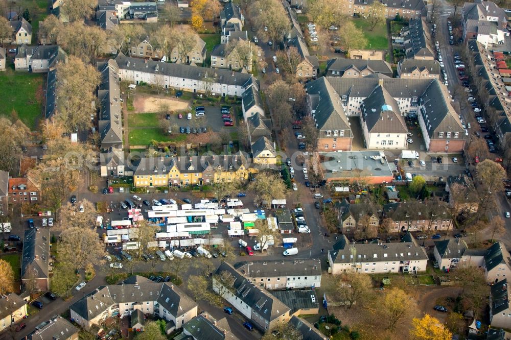 Dinslaken from above - Sale and food stands and trade stalls in the market place Johannesplatz in the district Eppinghoven in Dinslaken in the state North Rhine-Westphalia