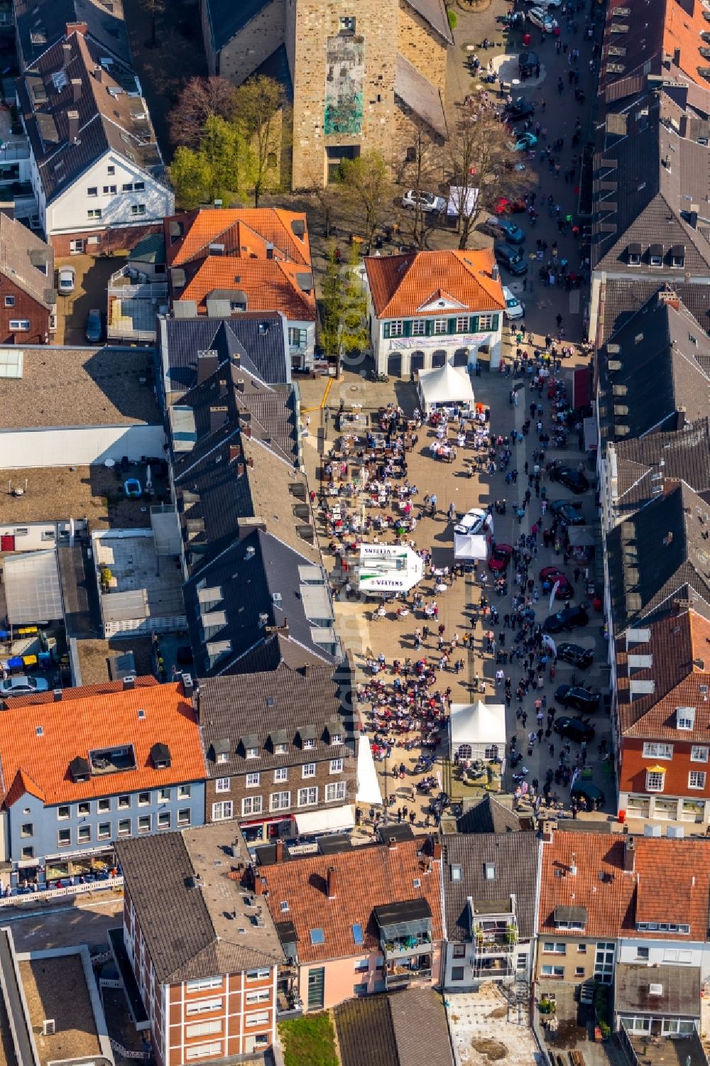 Dorsten from the bird's eye view: Sale and food stands and trade stalls in the market place on Markt in Dorsten in the state North Rhine-Westphalia, Germany