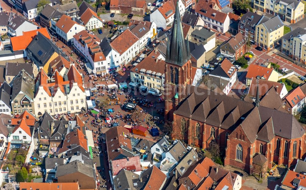 Aerial photograph Haltern am See - Sale and food stands and trade stalls in the market place on Marktbrunnen on Marktplatz in Haltern am See in the state North Rhine-Westphalia, Germany