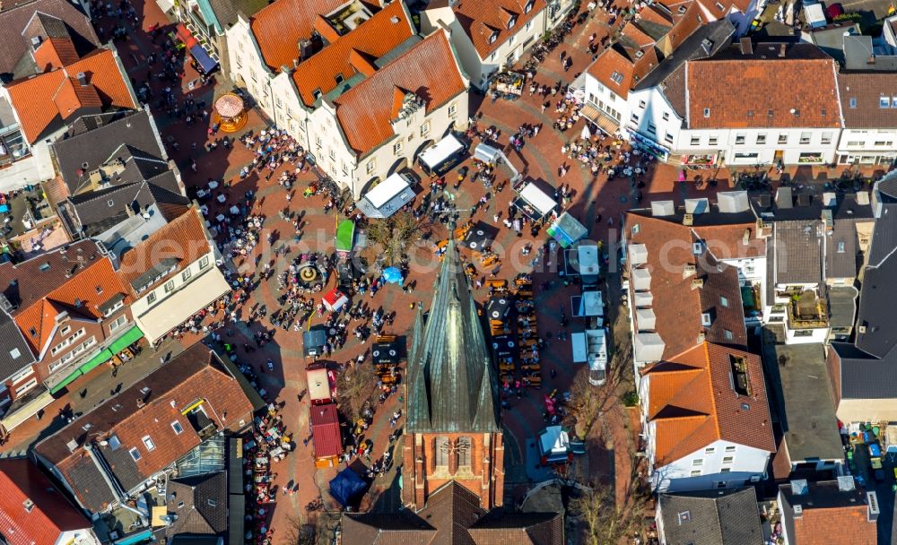 Haltern am See from above - Sale and food stands and trade stalls in the market place on Marktbrunnen on Marktplatz in Haltern am See in the state North Rhine-Westphalia, Germany