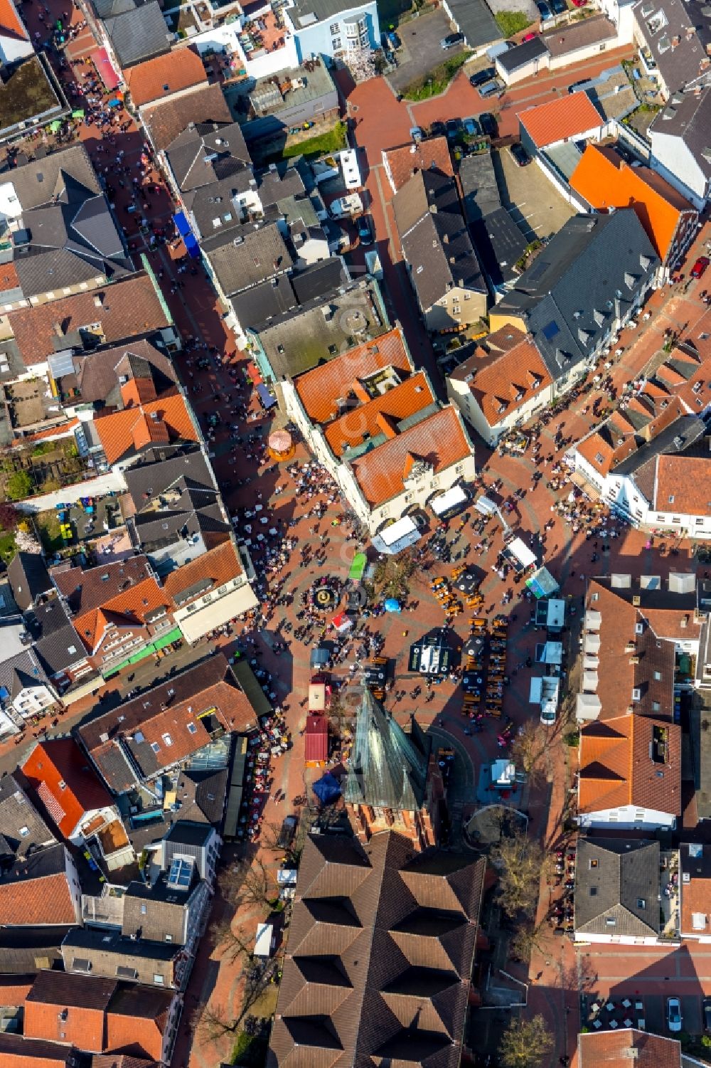 Haltern am See from the bird's eye view: Sale and food stands and trade stalls in the market place on Marktbrunnen on Marktplatz in Haltern am See in the state North Rhine-Westphalia, Germany