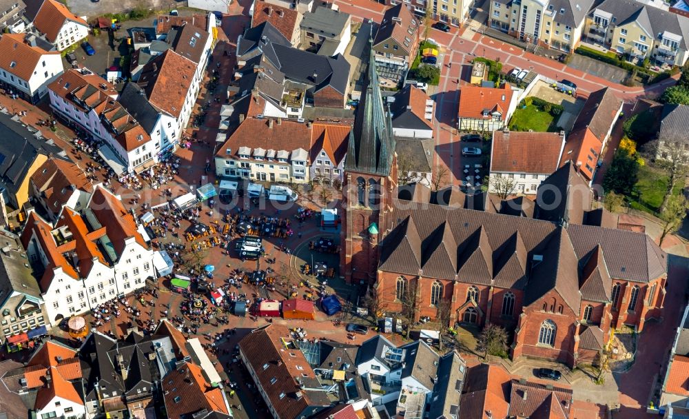 Aerial image Haltern am See - Sale and food stands and trade stalls in the market place on Marktbrunnen on Marktplatz in Haltern am See in the state North Rhine-Westphalia, Germany