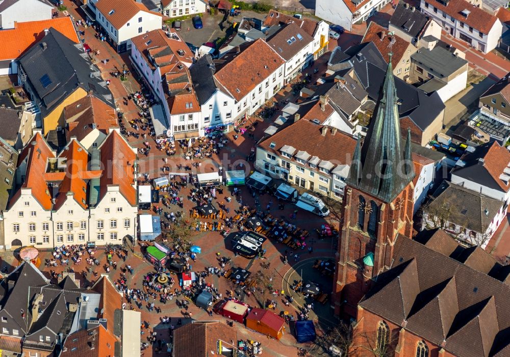 Aerial photograph Haltern am See - Sale and food stands and trade stalls in the market place on Marktbrunnen on Marktplatz in Haltern am See in the state North Rhine-Westphalia, Germany