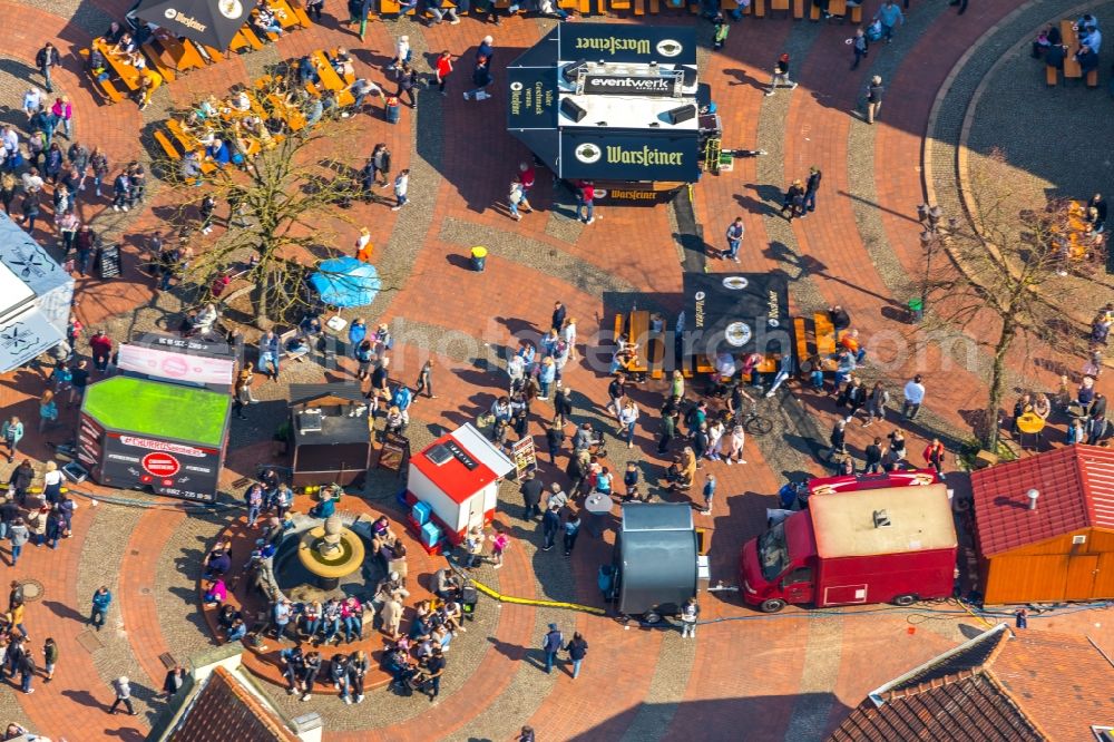 Haltern am See from the bird's eye view: Sale and food stands and trade stalls in the market place on Marktbrunnen on Marktplatz in Haltern am See in the state North Rhine-Westphalia, Germany