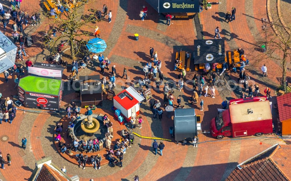 Aerial image Haltern am See - Sale and food stands and trade stalls in the market place on Marktbrunnen on Marktplatz in Haltern am See in the state North Rhine-Westphalia, Germany