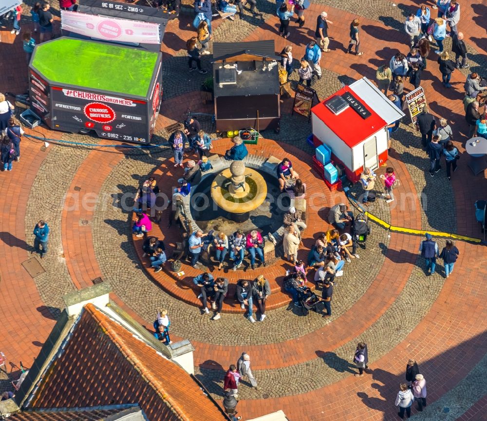 Aerial photograph Haltern am See - Sale and food stands and trade stalls in the market place on Marktbrunnen on Marktplatz in Haltern am See in the state North Rhine-Westphalia, Germany