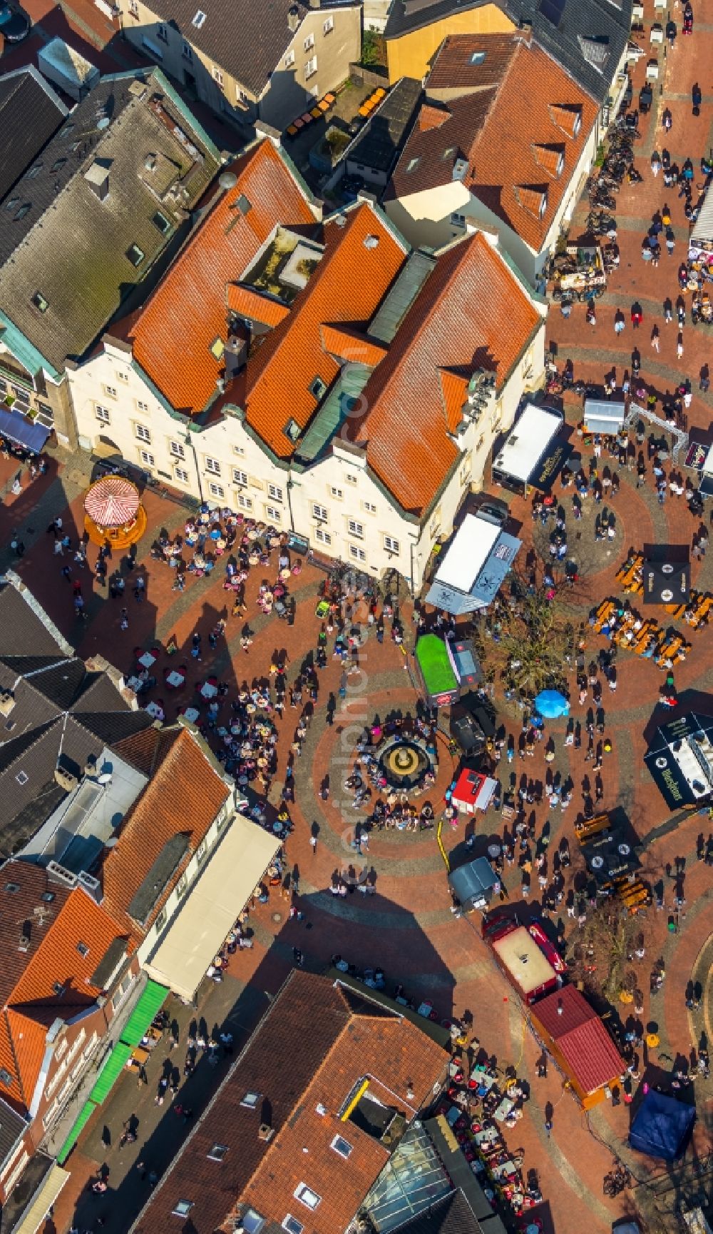 Haltern am See from above - Sale and food stands and trade stalls in the market place on Marktbrunnen on Marktplatz in Haltern am See in the state North Rhine-Westphalia, Germany