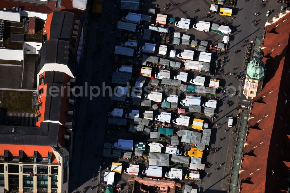 Aerial image Leipzig - Sale and food stands and trade stalls in the market place on old town center in the district Mitte in Leipzig in the state Saxony