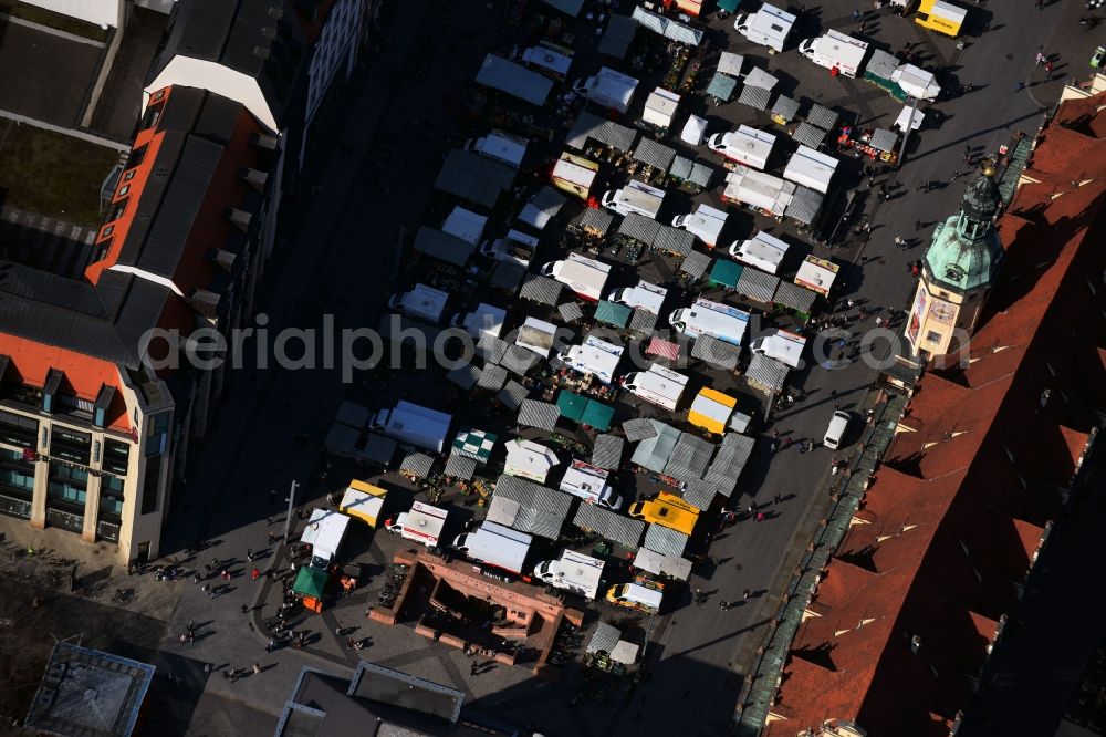 Aerial photograph Leipzig - Sale and food stands and trade stalls in the market place on old town center in the district Mitte in Leipzig in the state Saxony