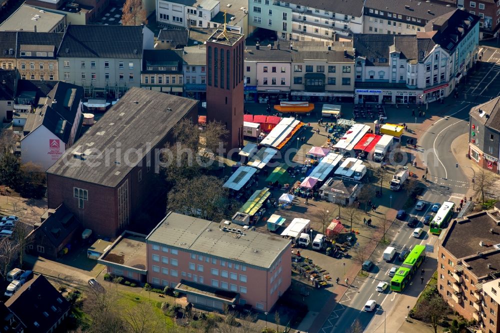 Aerial image Oberhausen - Food stands and trade stalls on the market square next to the church St. Clemens in the Sterkrade part in Oberhausen in the state of North Rhine-Westphalia