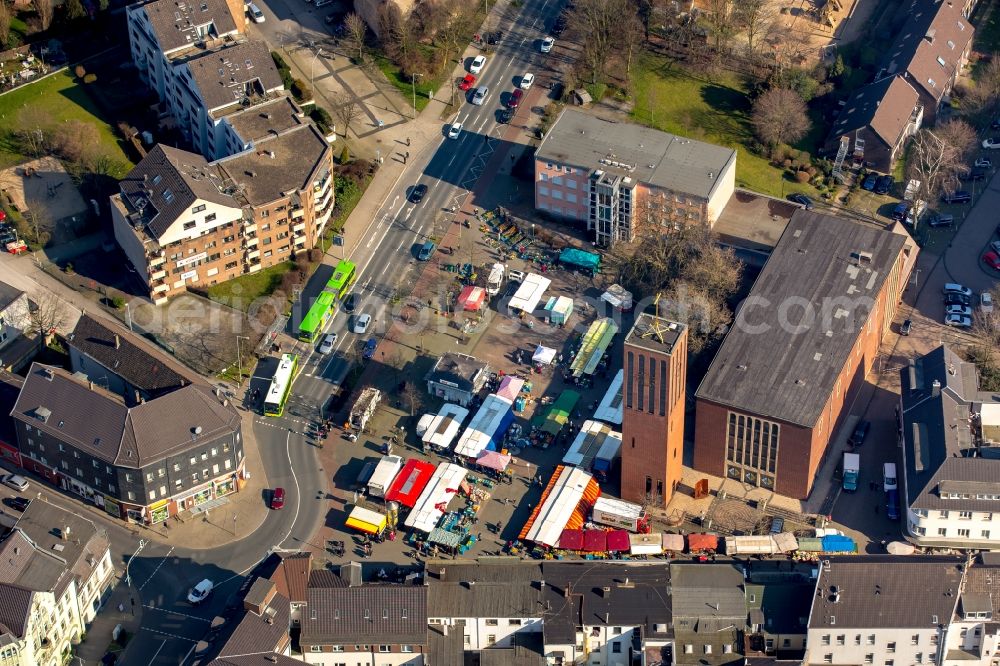 Aerial image Oberhausen - Food stands and trade stalls on the market square next to the church St. Clemens in the Sterkrade part in Oberhausen in the state of North Rhine-Westphalia