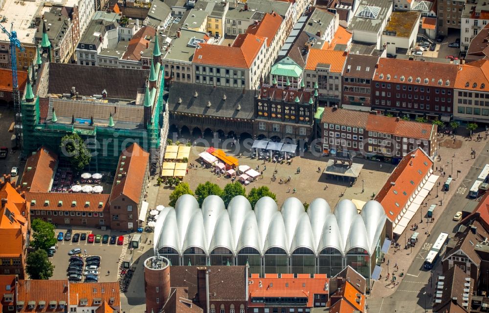 Aerial photograph Lübeck - Sale and food stands and trade stalls in the market place at the town hall of the inner city center in Luebeck in the state Schleswig-Holstein