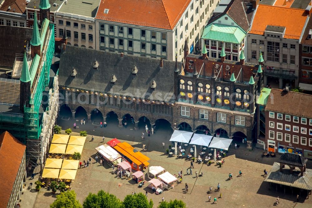 Lübeck from above - Sale and food stands and trade stalls in the market place at the town hall of the inner city center in Luebeck in the state Schleswig-Holstein