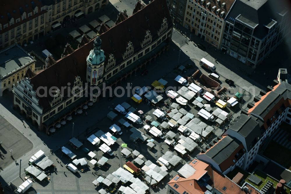 Aerial photograph Leipzig - Sale and food stands and trade stalls in the market place at the town hall of the inner city center in Leipzig in the state Saxony