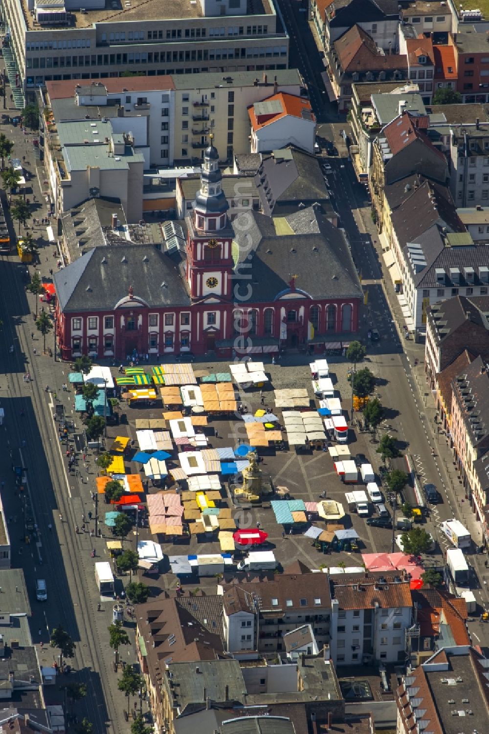 Mannheim from the bird's eye view: Sale and food stands and trade stalls in the market place at the town hall of the inner city center in Mannheim in the state Baden-Wuerttemberg