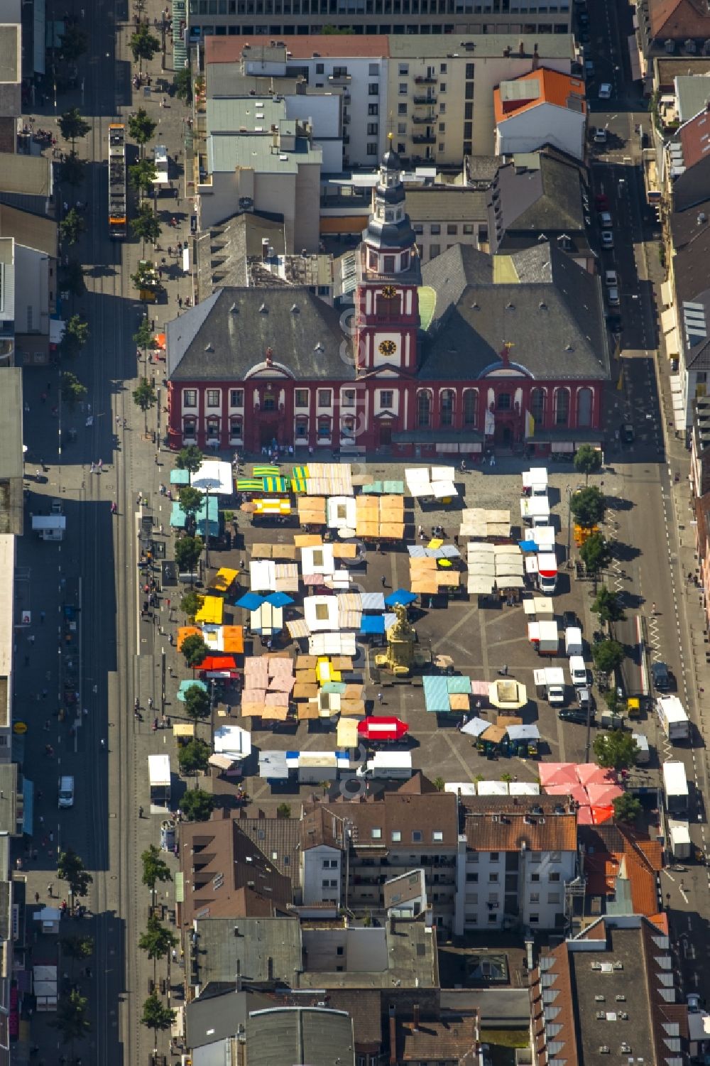 Aerial image Mannheim - Sale and food stands and trade stalls in the market place at the town hall of the inner city center in Mannheim in the state Baden-Wuerttemberg