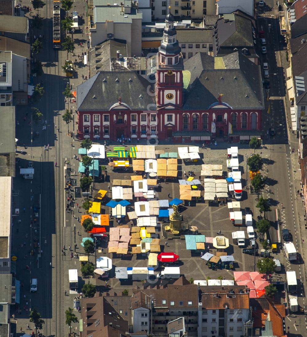 Aerial photograph Mannheim - Sale and food stands and trade stalls in the market place at the town hall of the inner city center in Mannheim in the state Baden-Wuerttemberg