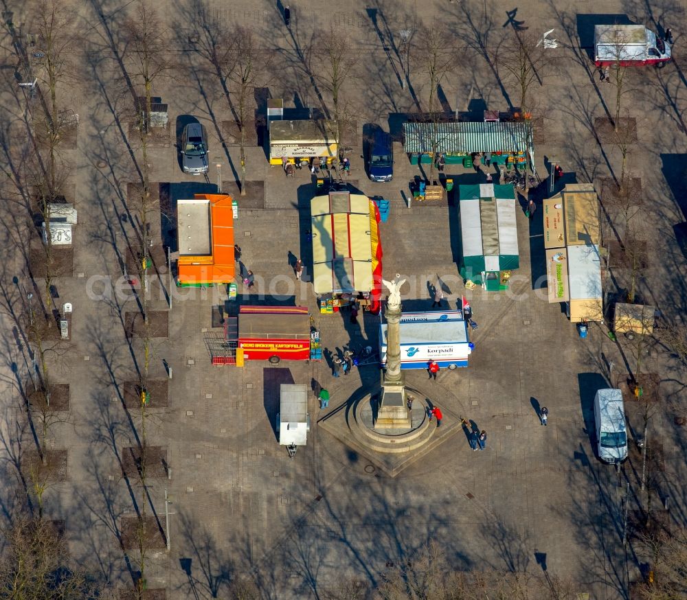 Aerial image Oberhausen - Sale and food stands and trade stalls of barkers at the market place at the town hall of the inner city center in Oberhausen in North Rhine-Westphalia