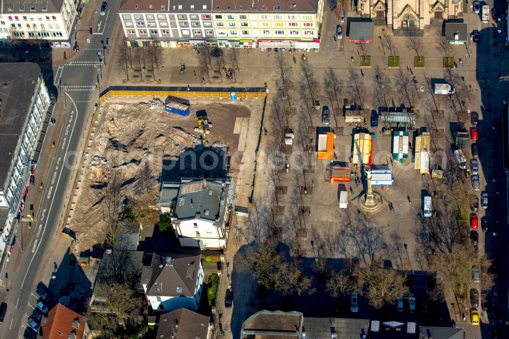 Aerial photograph Oberhausen - Sale and food stands and trade stalls of barkers at the market place at the town hall of the inner city center in Oberhausen in North Rhine-Westphalia