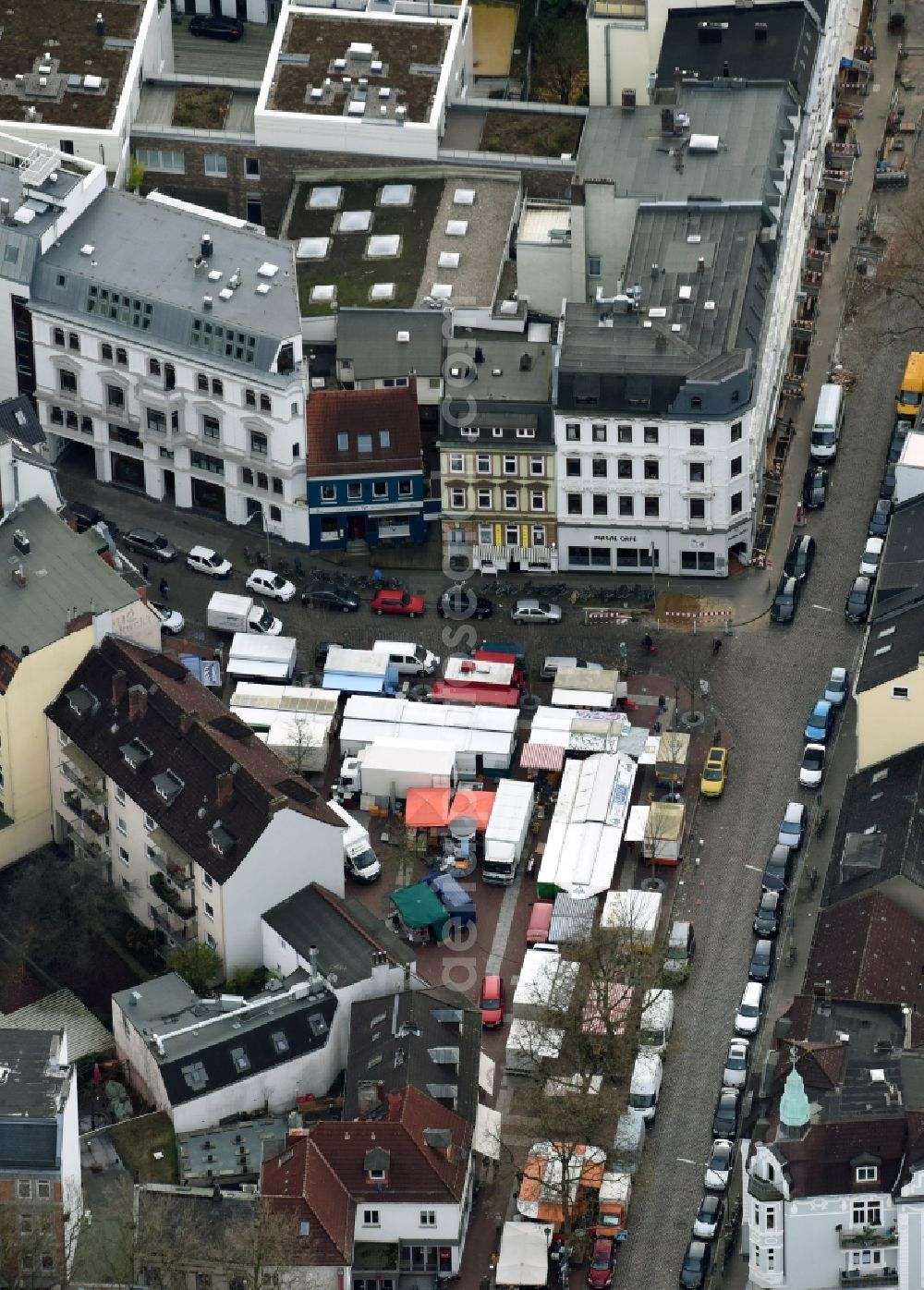 Aerial image Hamburg - Sale and food stands and trade stalls in the market place at the town hall of the inner city center on the Bahrenfelder Strasse in the district Altona in Hamburg