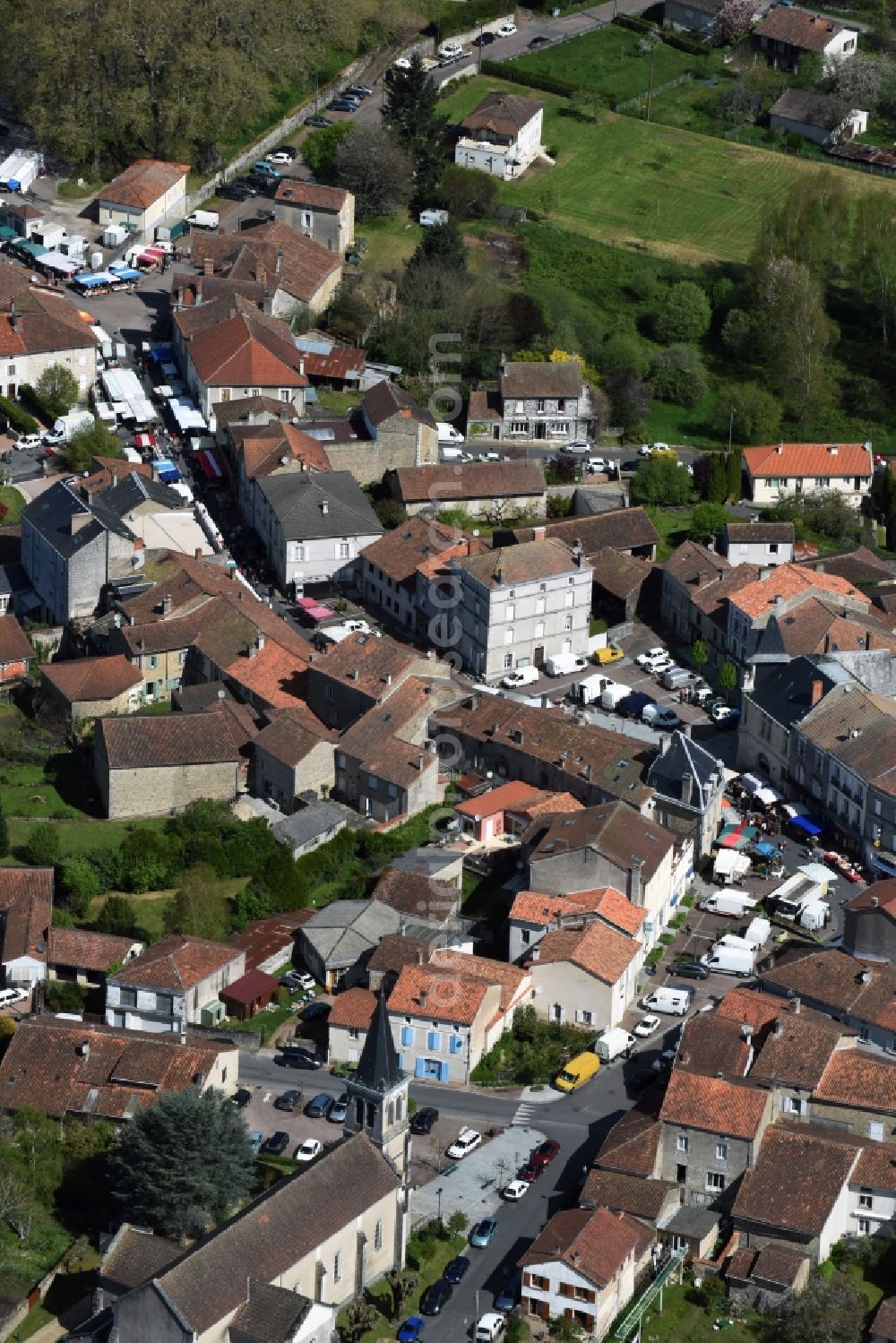 Aerial photograph Piégut-Pluviers - Sale and food stands and trade stalls in the market place at the town hall of the inner city center in Piegut-Pluviers in Aquitaine Limousin Poitou-Charentes, France