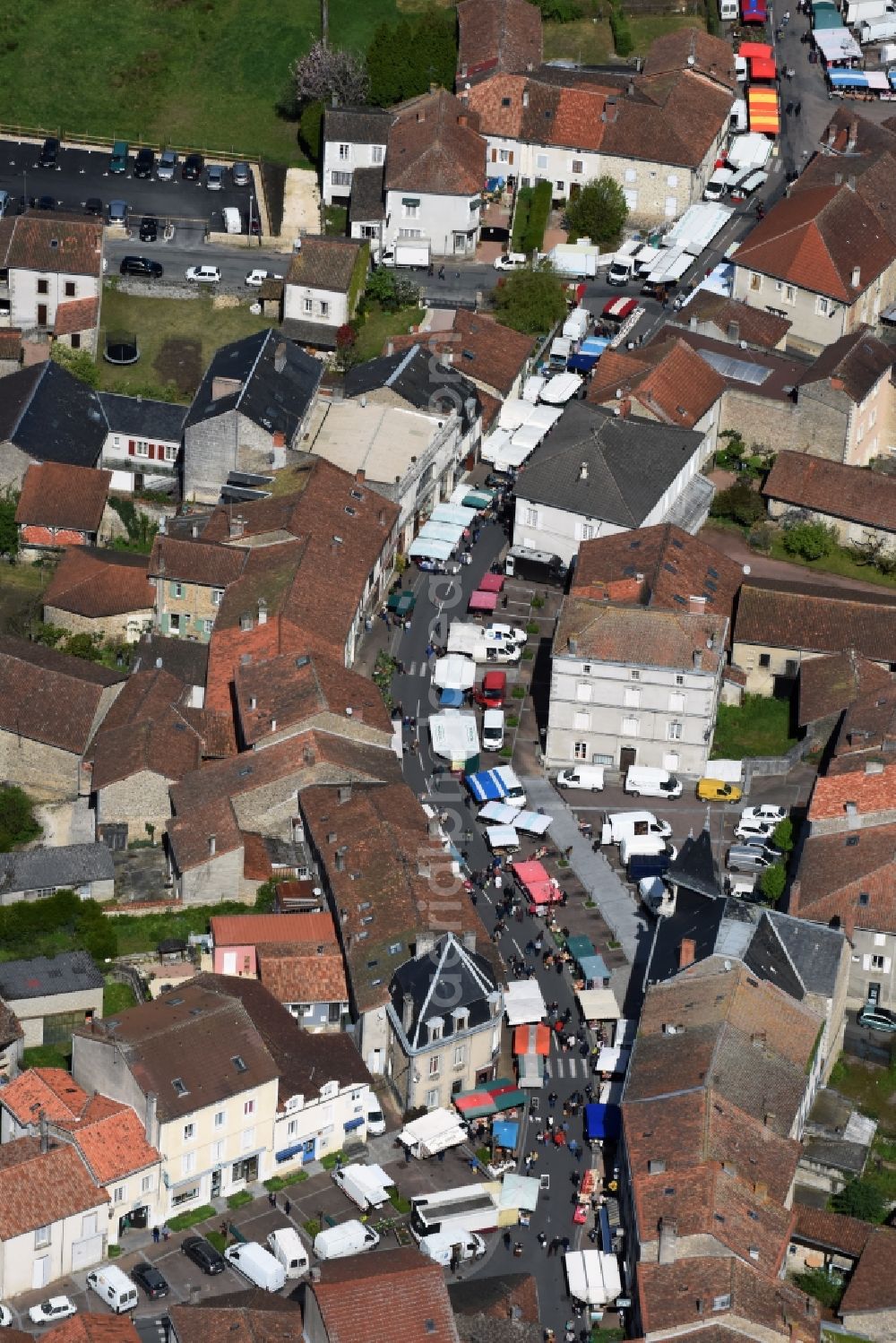 Aerial photograph Piégut-Pluviers - Sale and food stands and trade stalls in the market place at the town hall of the inner city center in Piegut-Pluviers in Aquitaine Limousin Poitou-Charentes, France