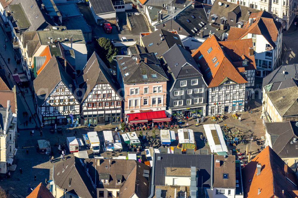 Unna from the bird's eye view: Sales and snack stands and trade stalls on the market square in Unna in the Ruhr area in the state North Rhine-Westphalia, Germany