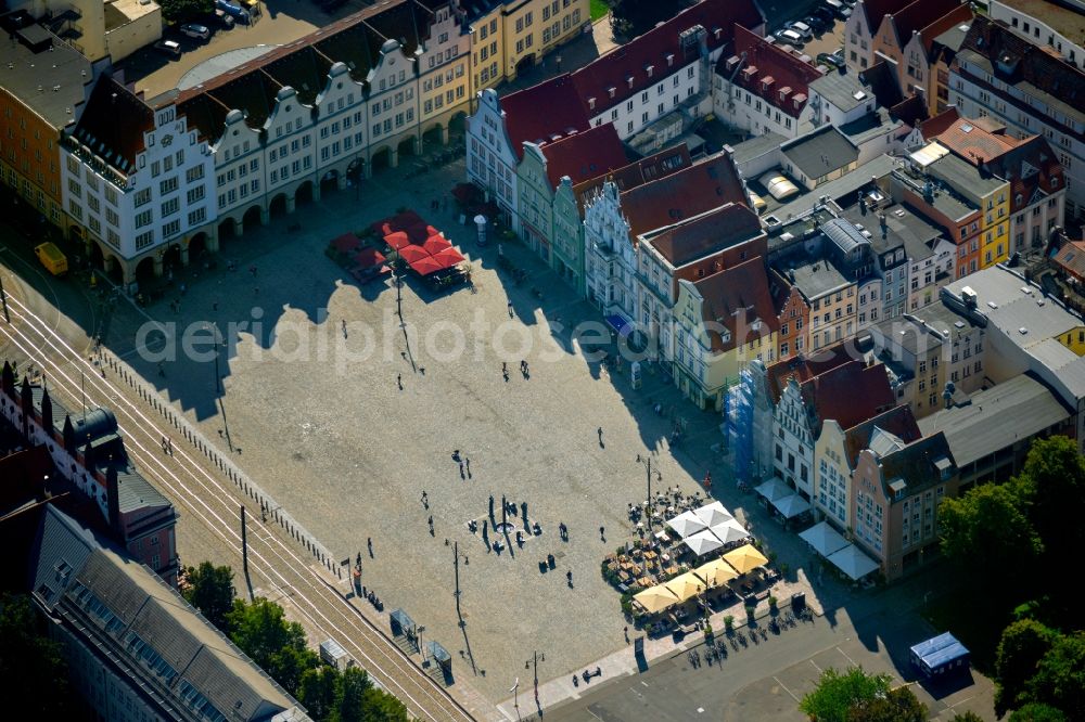 Aerial photograph Rostock - Sale and food stands and trade stalls in the market place Neuer Markt in the district Stadtmitte in Rostock in the state Mecklenburg - Western Pomerania, Germany