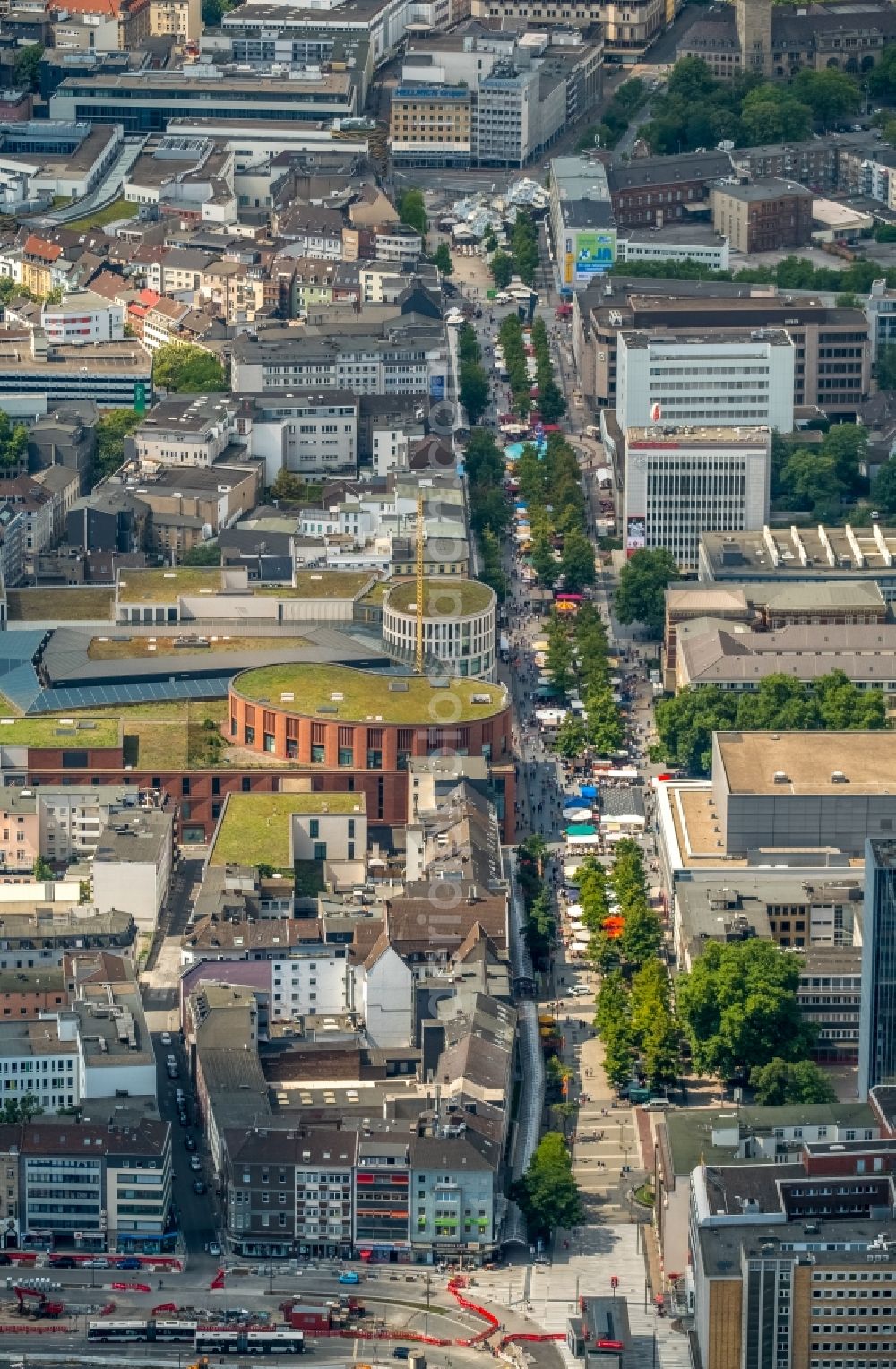 Aerial photograph Duisburg - Sale and food stands and trade stalls in the market place on Koenigsstrasse in the district Dellviertel in Duisburg in the state North Rhine-Westphalia, Germany