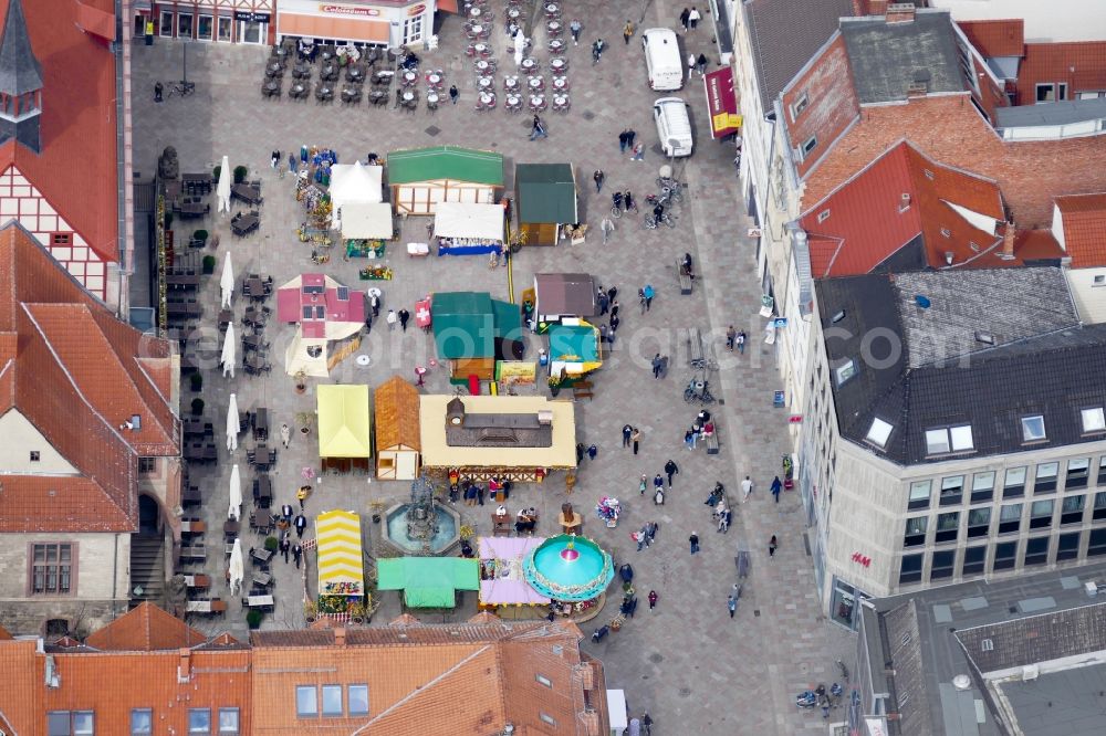 Göttingen from above - Sale and food stands and trade stalls in the market place Ostermarkt in Goettingen in the state Lower Saxony, Germany