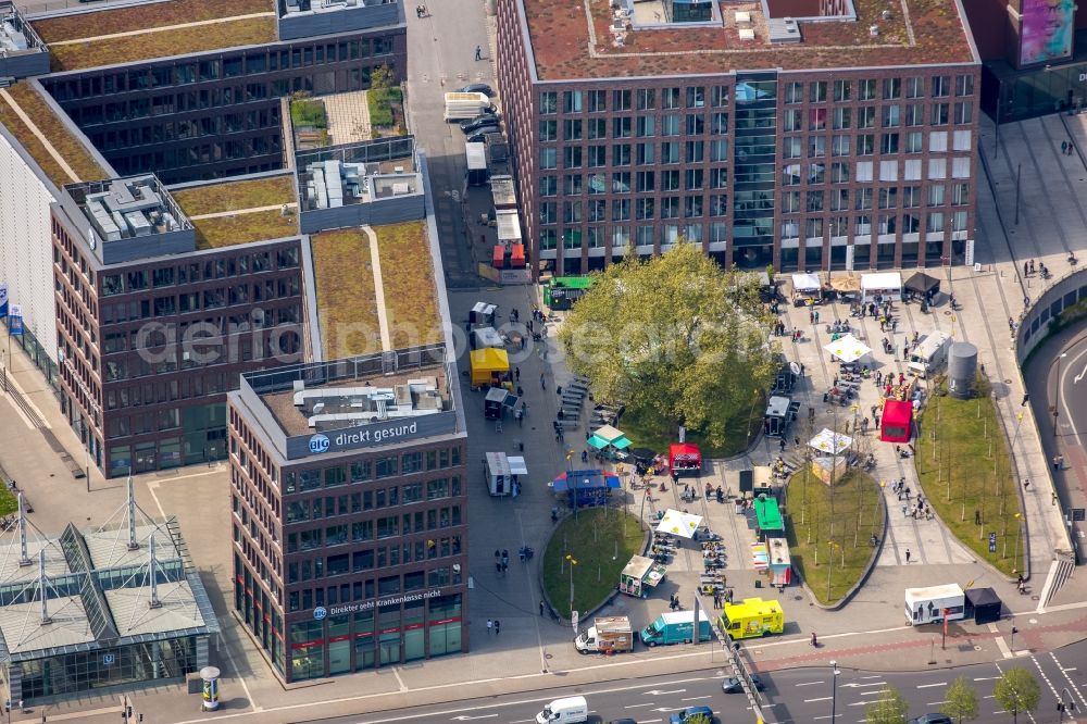 Aerial photograph Dortmund - Sale and food stands and trade stalls in the market place Prinzenstrasse in Dortmund in the state North Rhine-Westphalia, Germany