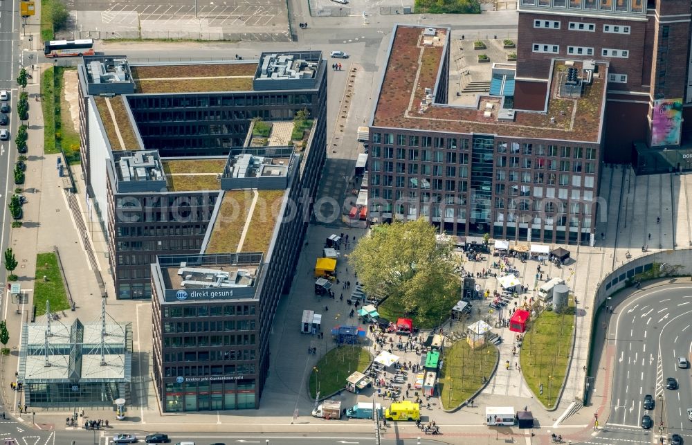 Dortmund from the bird's eye view: Sale and food stands and trade stalls in the market place Prinzenstrasse in Dortmund in the state North Rhine-Westphalia, Germany