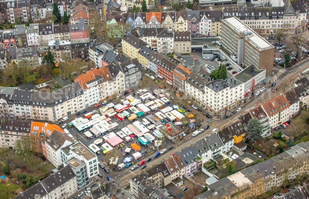 Aerial image Essen - Sale and food stands and trade stalls in the market place Ruettenscheider Platz in the district Stadtbezirke II in Essen in the state North Rhine-Westphalia