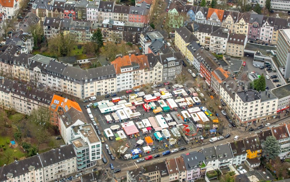 Aerial photograph Essen - Sale and food stands and trade stalls in the market place Ruettenscheider Platz in the district Stadtbezirke II in Essen in the state North Rhine-Westphalia