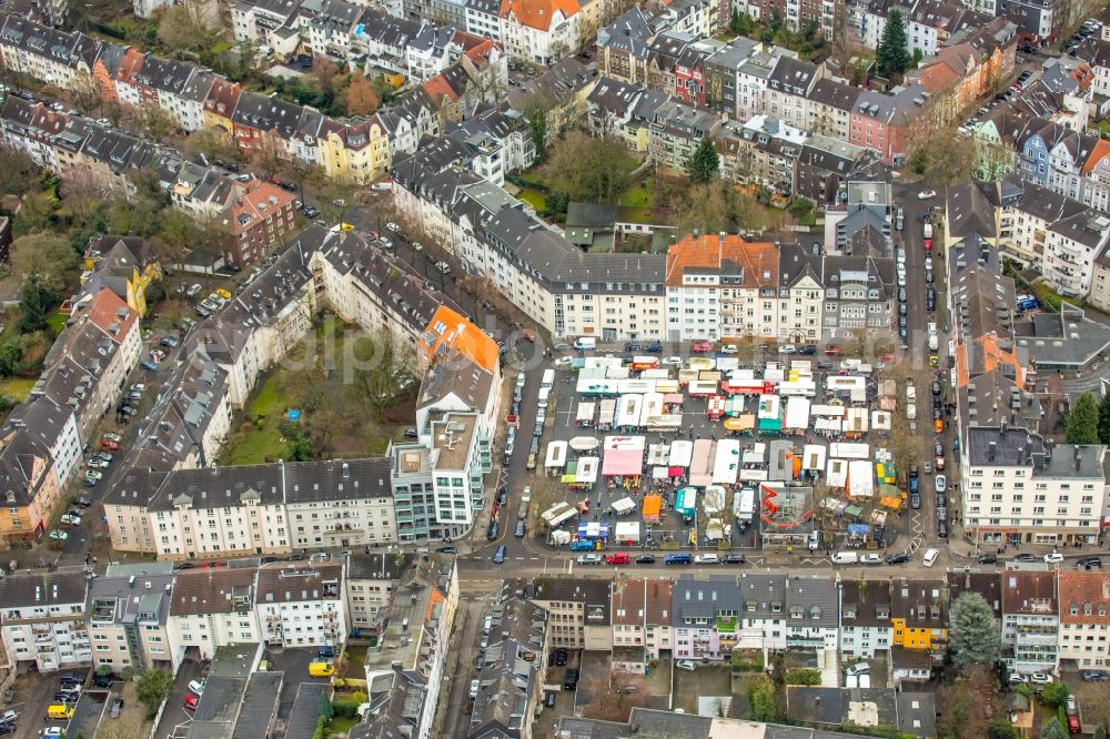 Essen from above - Sale and food stands and trade stalls in the market place Ruettenscheider Platz in the district Stadtbezirke II in Essen in the state North Rhine-Westphalia