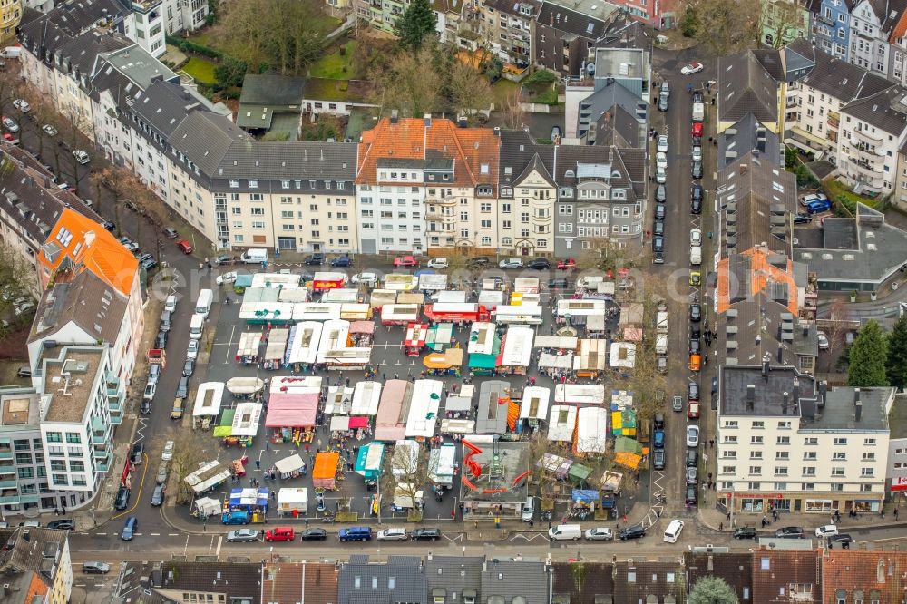 Essen from the bird's eye view: Sale and food stands and trade stalls in the market place Ruettenscheider Platz in the district Stadtbezirke II in Essen in the state North Rhine-Westphalia