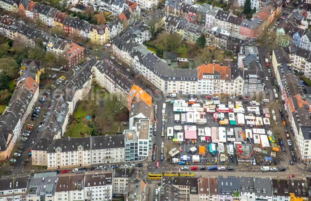 Aerial image Essen - Sale and food stands and trade stalls in the market place Ruettenscheider Platz in the district Stadtbezirke II in Essen in the state North Rhine-Westphalia