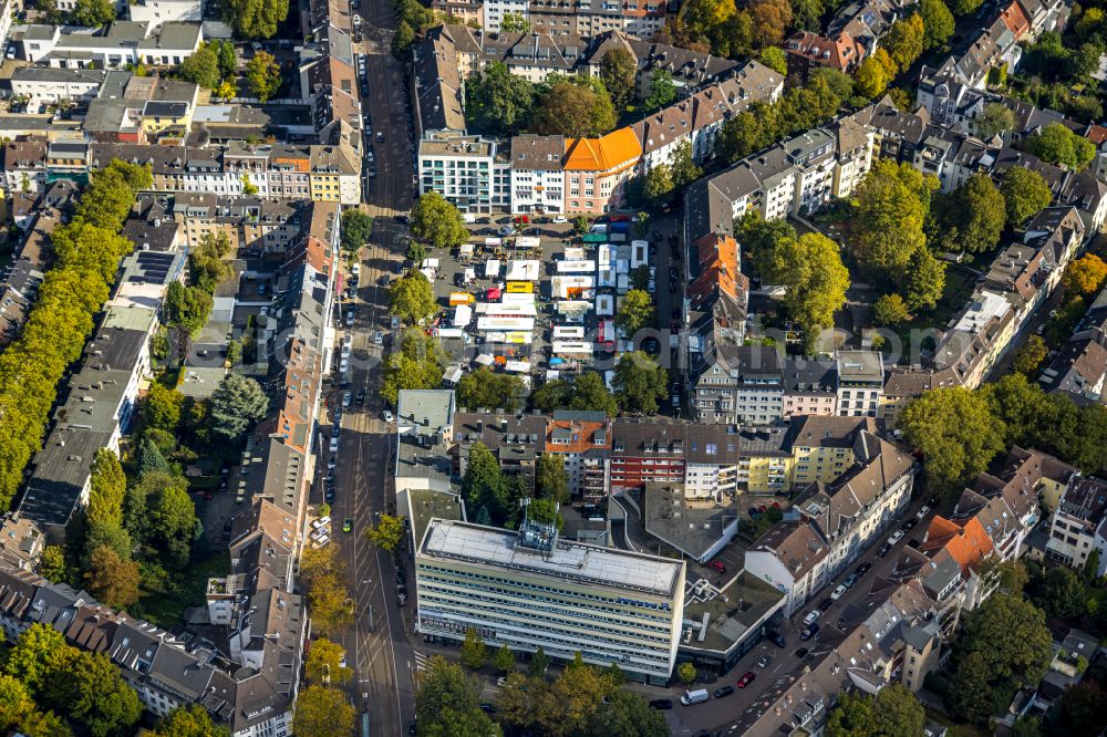 Essen from the bird's eye view: Sale and food stands and trade stalls in the market place Ruettenscheider Platz in the district Stadtbezirke II in Essen in the state North Rhine-Westphalia