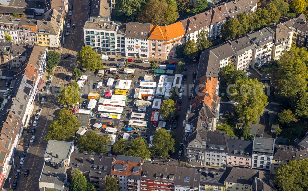 Aerial image Essen - Sale and food stands and trade stalls in the market place Ruettenscheider Platz in the district Stadtbezirke II in Essen in the state North Rhine-Westphalia