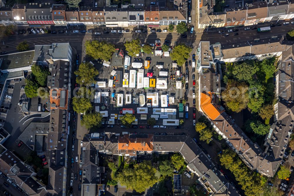 Aerial photograph Essen - Sale and food stands and trade stalls in the market place Ruettenscheider Platz in the district Stadtbezirke II in Essen in the state North Rhine-Westphalia