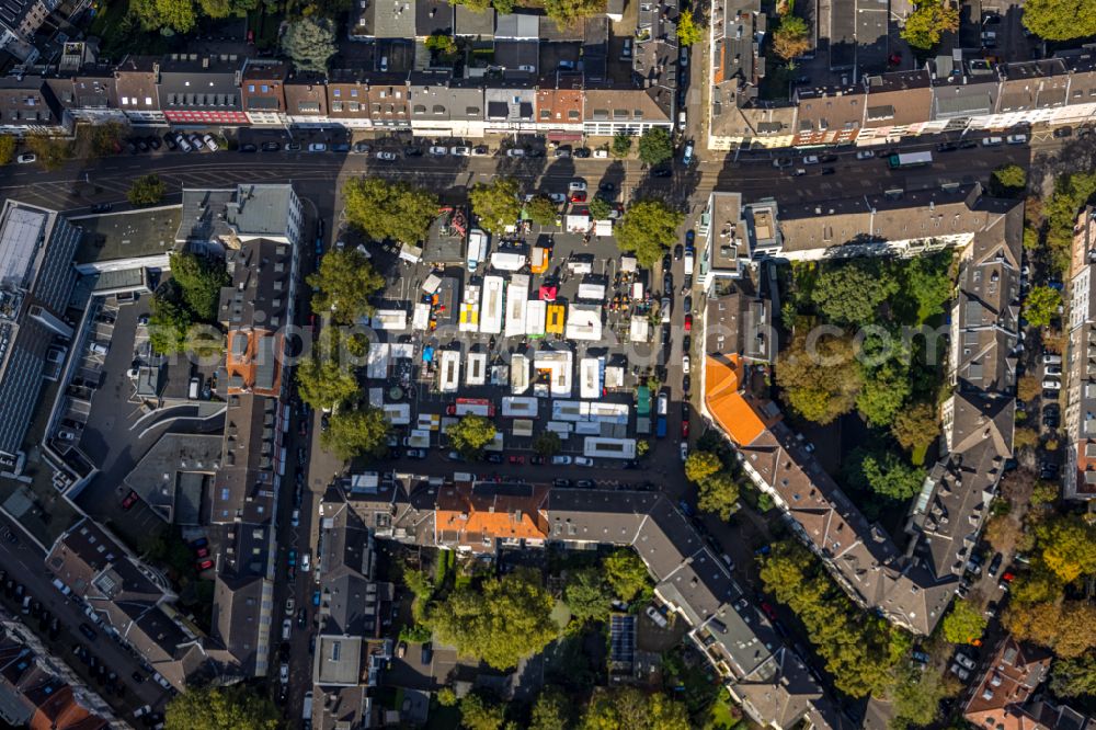 Essen from the bird's eye view: Sale and food stands and trade stalls in the market place Ruettenscheider Platz in the district Stadtbezirke II in Essen in the state North Rhine-Westphalia