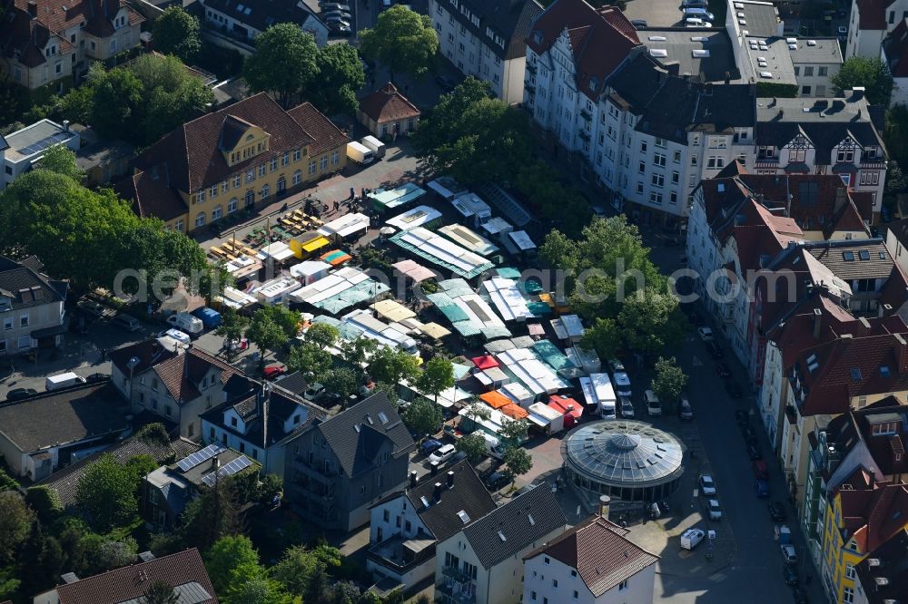 Bielefeld from the bird's eye view: Sale and food stands and trade stalls in the market place Siegfriedplatz in Bielefeld in the state North Rhine-Westphalia, Germany