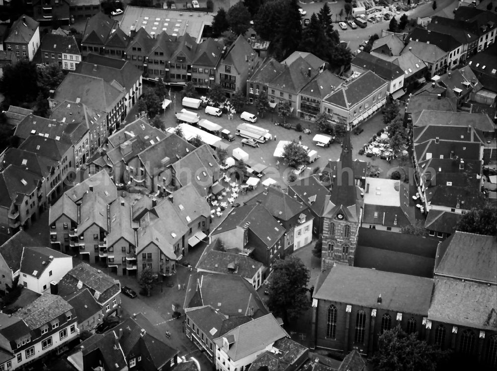 Aerial image Straelen - Sale and food stands and trade stalls in the market place in Straelen in the state North Rhine-Westphalia, Germany