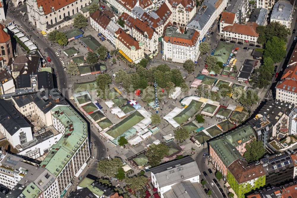 München from the bird's eye view: Sale and food stands and trade stalls in the market place on Viktualienmarkt in Munich in the state Bavaria, Germany